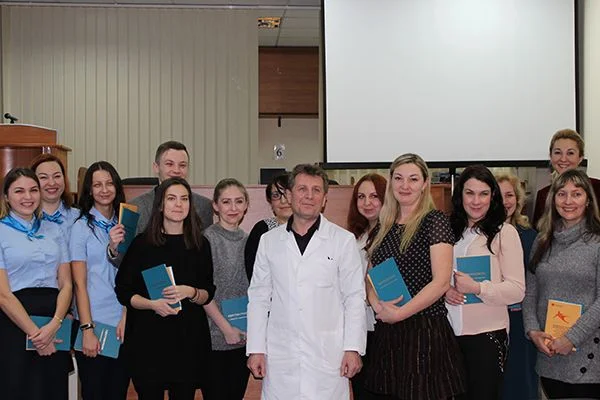 Удостоверения об окончании курса английского языка получили около тридцати медработников