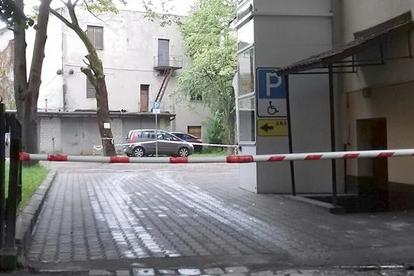 На территории поликлиники на улице Генделя организована автопарковка для инвалидов