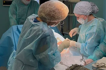 Врачи перинатального центра провели сложное кесарево сечение маме, родившей седьмого ребенка